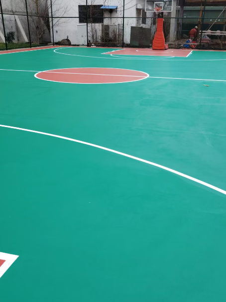 感城镇 球场长期使用易出现地面开裂
